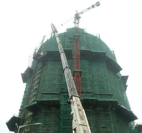 滨湖吊车在工地上作业